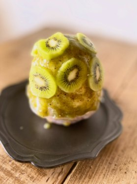 季節の果物を飾ったお菓子
