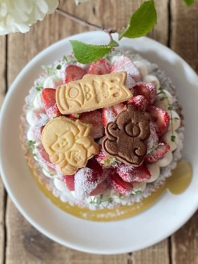 いちごと焼き菓子を飾ったお菓子